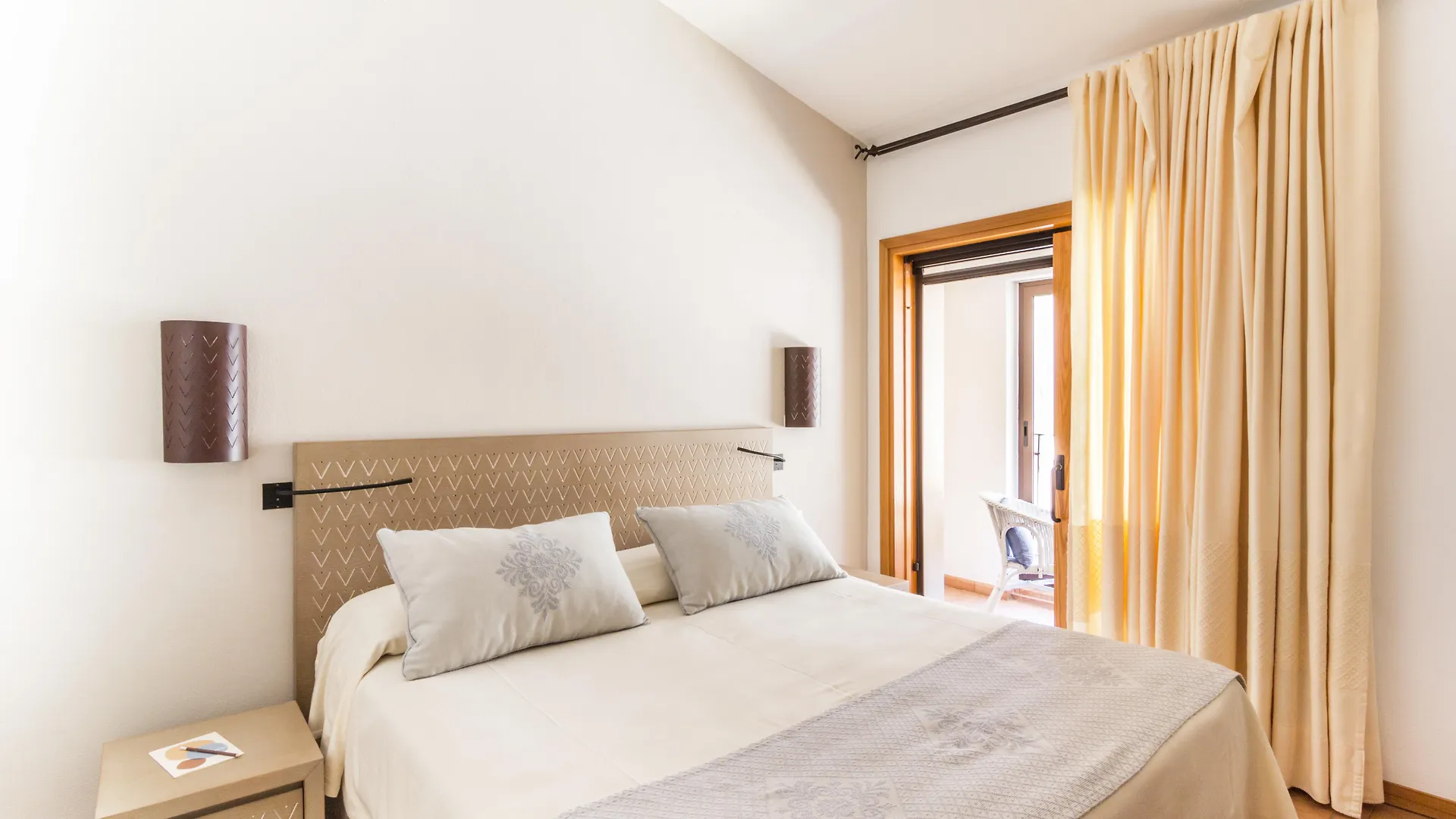 Hotel Aquadulci Chia 4*,  Italië
